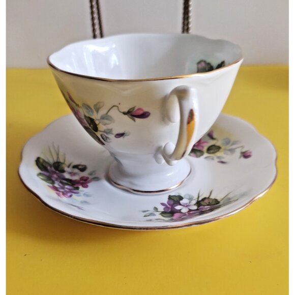 Royal Albert  Bone china tea cup and saucer White & Purple Violets 1970's - Picture 6 of 15
